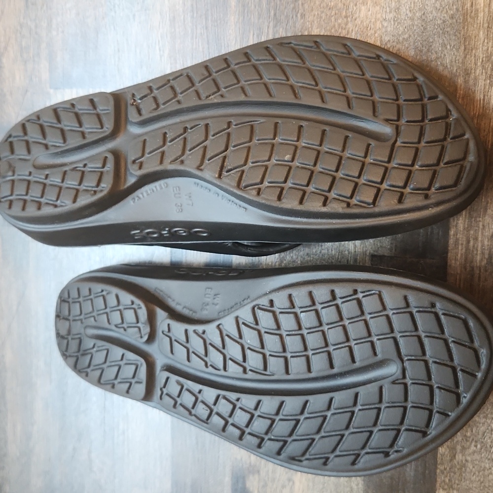 OOFOS Oolala Black Sandals Size 7 Excellent Condition - Picture 5 of 9